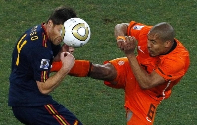 7. De Jong - Xabi Alonso - 2010