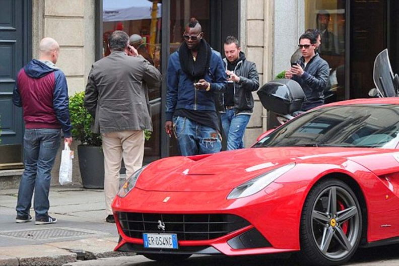8. Mario Balotelli – Ferrari F12 Berlinetta – 335K€ 